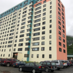 Whittier: Alaska’da Dikey Yaşamın Getirdiği Zorluklar ve Çözümler