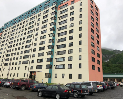 Whittier: Alaska’da Dikey Yaşamın Getirdiği Zorluklar ve Çözümler