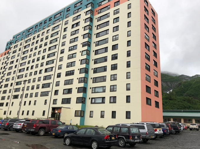 Whittier: Alaska’da Dikey Yaşamın Getirdiği Zorluklar ve Çözümler