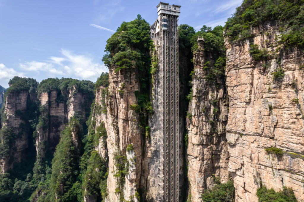 Zhangjiajie’de Dünyanın En Yüksek Açık Hava Asansörü Turistlerin İlgisini Çekiyor