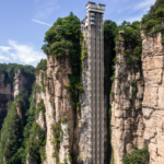 Zhangjiajie’de Dünyanın En Yüksek Açık Hava Asansörü Turistlerin İlgisini Çekiyor