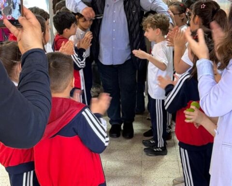 Zonguldak'ta 43 Yıl Sonra Emekli Olan Öğretmene Duygusal Veda Töreni Düzenlendi