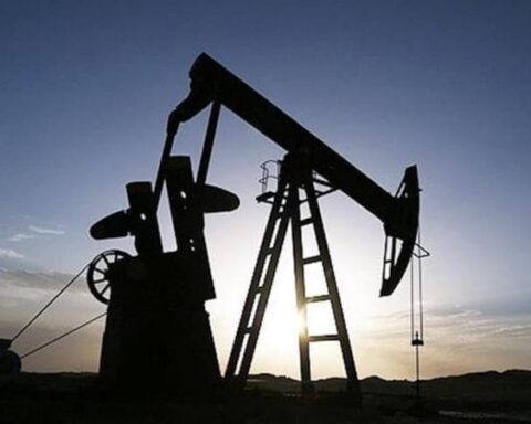 ABD'nin Ticari Ham Petrol Stokları 8 Milyon Varil Düştü