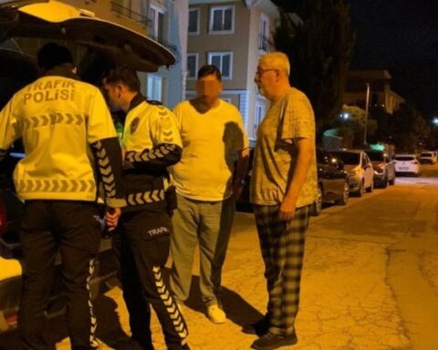 Alkollü Sürücü, Kazadan Kaçtıktan Sonra Aracında Uyurken Yakalandı