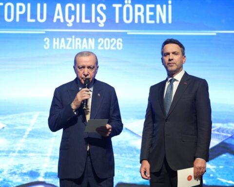 Alparslan Bayraktar, Cumhurbaşkanı Erdoğan'a 'Ya Vedud' Tablolarını Takdim Etti