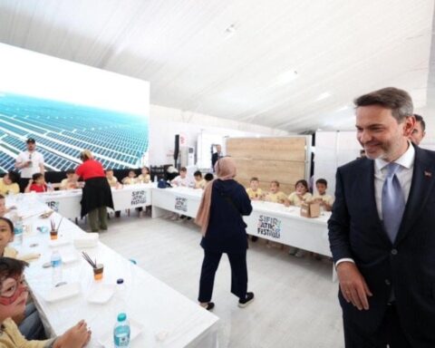Alparslan Bayraktar, Sıfır Atık Festivali’ne katıldı ve gençlerle buluştu