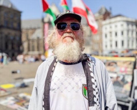 Amsterdam'da 80 Yaşındaki Aktivist 12 Yıldır Filistin İçin Tek Başına Protesto Düzenliyor