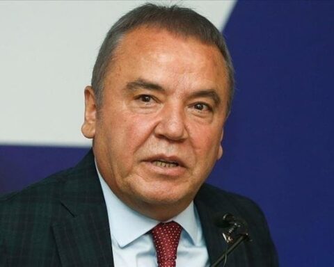Antalya Büyükşehir Belediyesi'nde rüşvet ve yolsuzluk soruşturmasında 3 kişi gözaltına alındı
