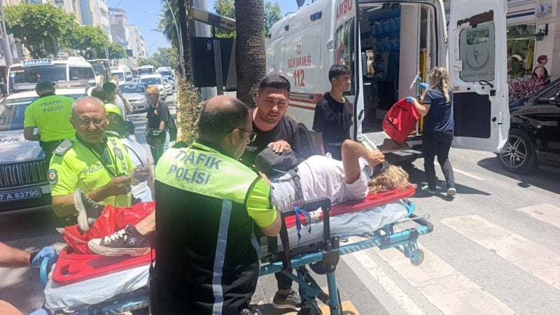 Antalya'da Yaya Geçidinde Turiste Motosiklet Çarpması Trafik Güvenliğini Yeniden Sorun Haline Getiriyor