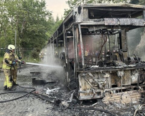 Beykoz'da Seyir Halindeki İETT Otobüsü Yangında Tamamen Yanarak Küle Döndü