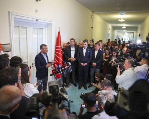 CHP’de Grup Toplantısı Tartışmaları Sürüyor: Özgür Özel ve Kemal Kılıçdaroğlu'nun Konuşma Jeni