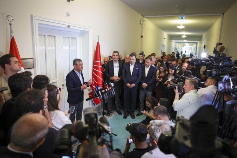 CHP’de Grup Toplantısı Tartışmaları Sürüyor: Özgür Özel ve Kemal Kılıçdaroğlu'nun Konuşma Jeni