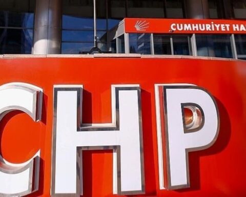 CHP'li Bülent Tezcan'ın Akrabalarını Belediyelere Yerleştirmesi Tepkilere Neden Oluyor