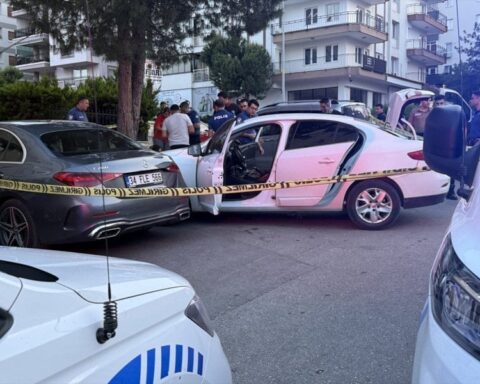 Denizli'de otomobile düzenlenen silahlı saldırıda iki kişi yaralandı
