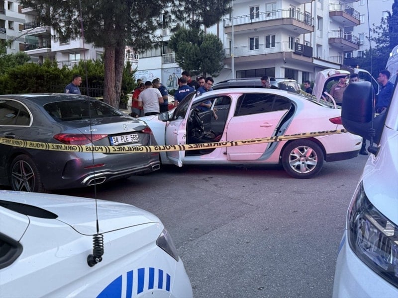 Denizli'de otomobile düzenlenen silahlı saldırıda iki kişi yaralandı