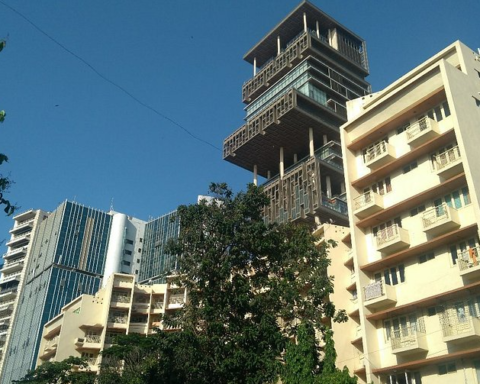 Dünyanın En Pahalı Evi: Mukesh Ambani'nin 27 Katlı Gökdelendeki Lüks Yaşamı