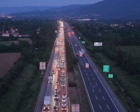 Düzce Geçişinde Bayram Dönüşü Trafik Yoğunluğu Sürüyor