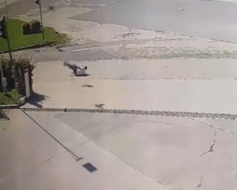 Elazığ'da Sokakta Kargadan Kaçan Vatandaşın Düşme Anı Kamerada