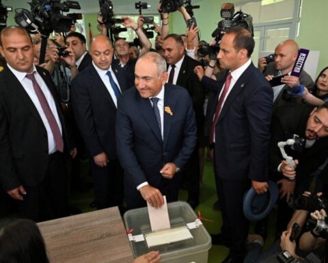 Ermenistan'da Seçim Sonuçlarına Göre Paşinyan'ın Partisi İlk Sırada