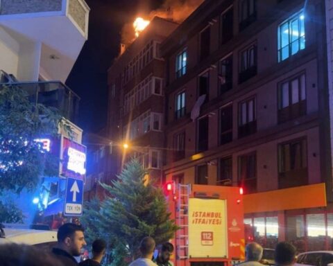Esenyurt'ta 4 katlı binanın çatısında yangın çıktı, kontrol altına alındı