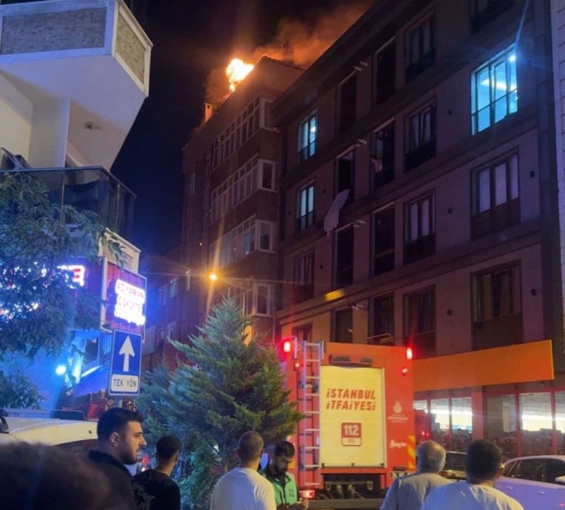 Esenyurt'ta 4 katlı binanın çatısında yangın çıktı, kontrol altına alındı