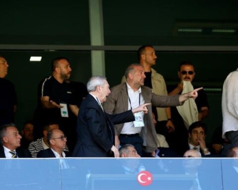 Fenerbahçe Genel Kurulunda Gerilim: Kavga Çıktı ve Kongreye Ara Verildi