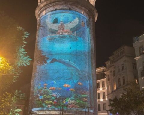 Galata Kulesi'nde Sıfır Atık Haftası için ışık gösterisi gerçekleştirildi