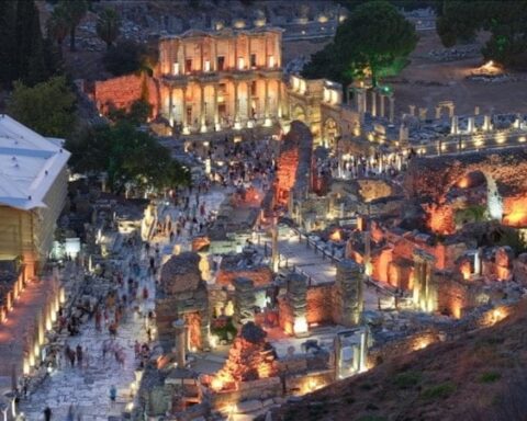 Gece Müzeciliği Uygulaması 2026: Türkiye'nin Önemli Müzeleri Geceleri Ziyarete Açılıyor