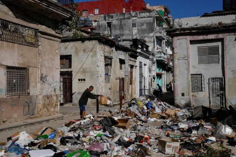 Havana'da Çöp Dağları ve Elektrik Kesintisi Hayatı Zorlaştırıyor