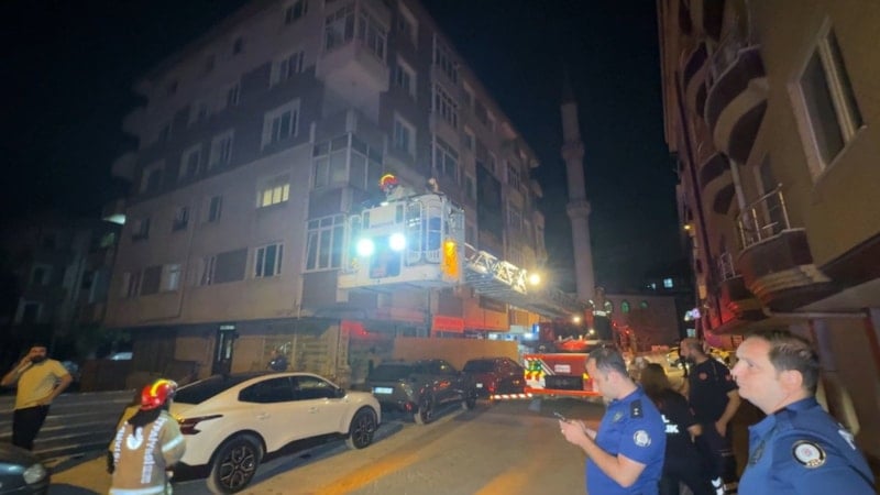 İstanbul Avcılar'da Çöken Merdiven Sonrası Bina Tahliye Edildi