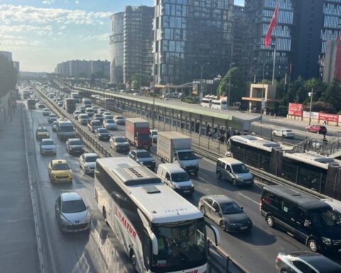 İstanbul'da Bayram Sonrası Trafik Yoğunluğu Yüzde 58'e Ulaştı