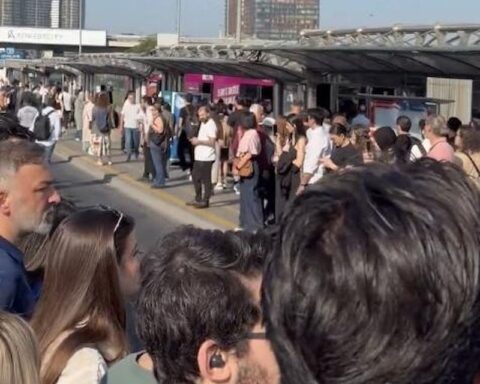 İstanbul'da Metrobüs Arızası Nedeniyle Vatandaşlar Uzun Süre Beklemek Zorunda Kaldı