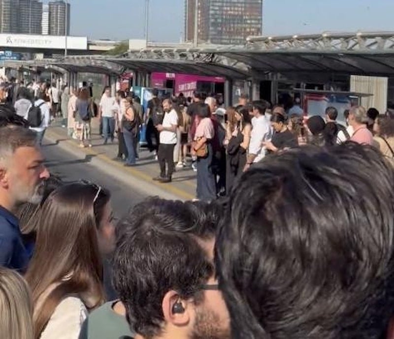 İstanbul'da Metrobüs Arızası Nedeniyle Vatandaşlar Uzun Süre Beklemek Zorunda Kaldı