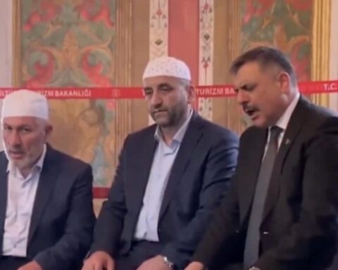 İstanbul'un Fethinin 573. Yıl Dönümünde Fatih Sultan Mehmed Türbesi Ziyaret Edildi