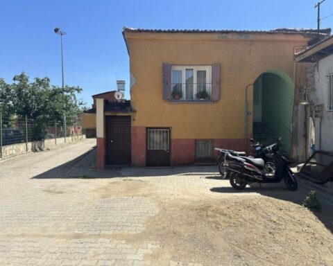 İzmir’de Kapıdan Asılı Poşetten Yeni Doğan Bebek Bulundu
