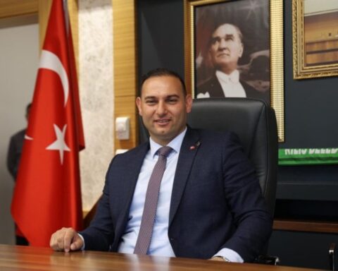 Kilis Belediye Başkanı Hakan Bilecen CHP'den İstifa Etti, AK Parti'ye Geçişi Bekleniyor