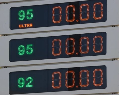 Kırım'da Akaryakıt Kısıtlamaları Uygulandı, Uzun Kuyruklar Oluştu