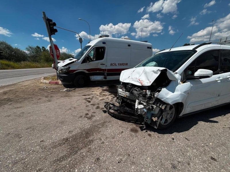 Kütahya'da Ambulans ile Ticari Araç Çarpıştı: 7 Kişi Yaralandı