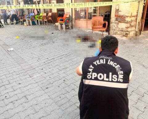 Manisa'da Pompalı Tüfekle Saldırı: İki Kişi Yaralandı