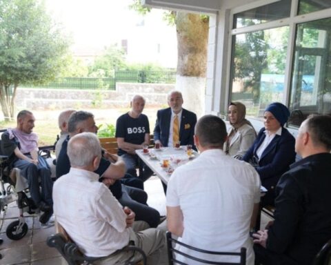Milletvekilleri İstanbul'da Vatandaşlarla Yüz Yüze Buluşmaya Devam Ediyor