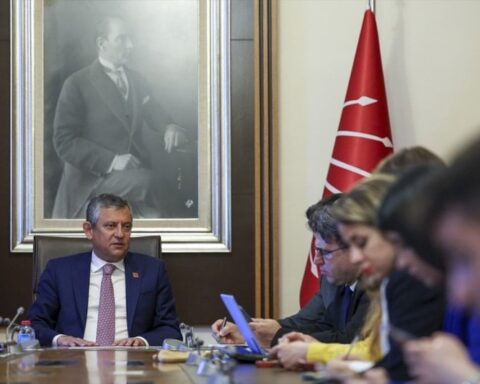 Özgür Özel: CHP'den Ayrılmak Değil, Mücadeleye Devam Etmeyi Seçiyoruz