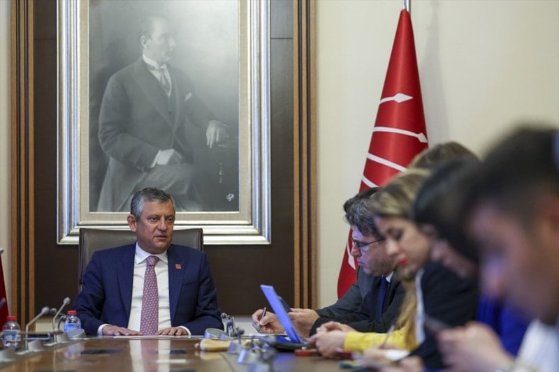 Özgür Özel: CHP'den Ayrılmak Değil, Mücadeleye Devam Etmeyi Seçiyoruz