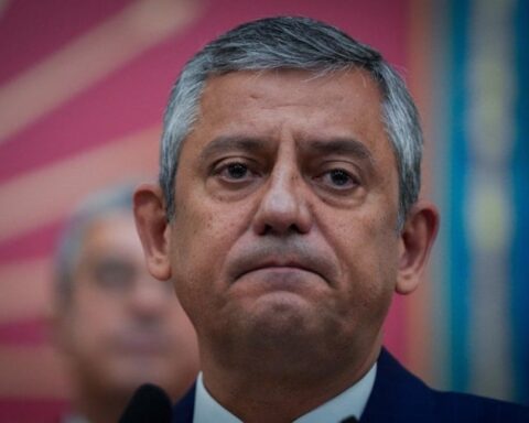 Özgür Özel'in Atakan Sönmez'e Yönelik Sözleri Parti İçi Tartışmaları Alevlendiriyor