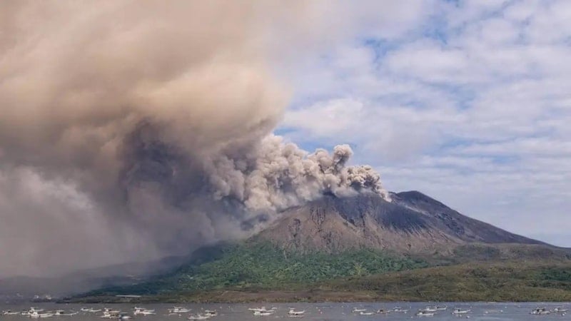 Sakurajima Yanardağı'nda Güçlü Patlama: Kagoshima'da Kül Bulutu Görüş Mesafesini Düşürdü