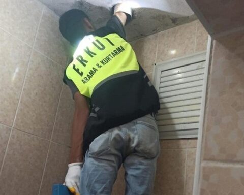 Siirt'te Sıkışan Yavru Kedi, Eruh Arama Kurtarma Ekipleri Tarafından Kurtarıldı