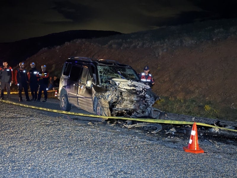 Sivas'ta Kafa Kafaya Çarpışan Araçlarda Üç Kişi Hayatını Kaybetti