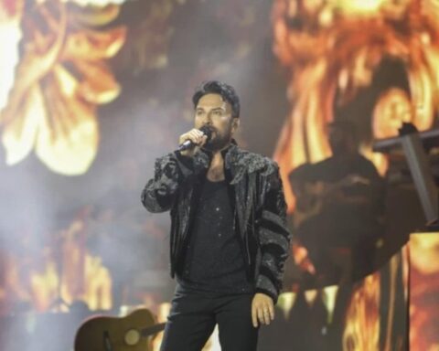 Tarkan, Ankara Konserinde Ezan İçin Müziği Durdurdu ve Hayranlarını Bekletti