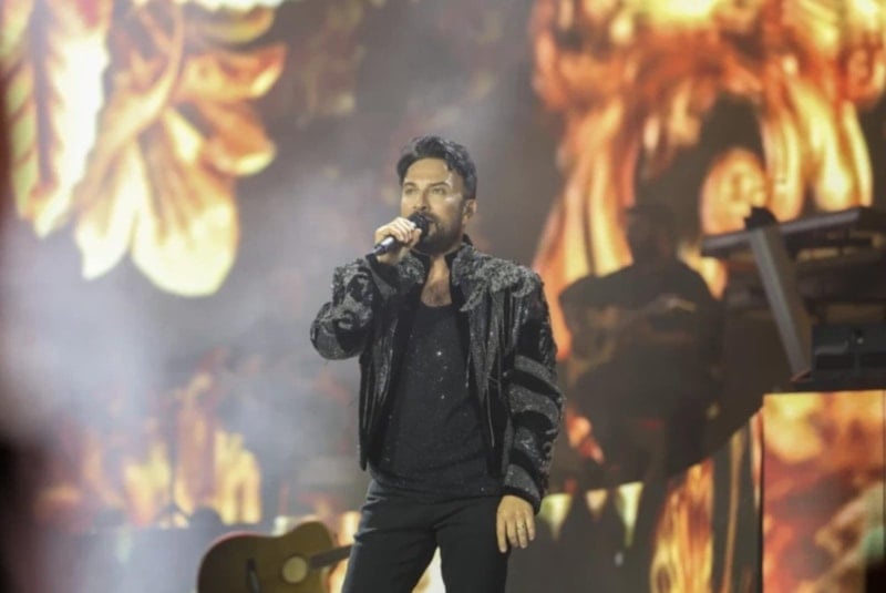 Tarkan, Ankara Konserinde Ezan İçin Müziği Durdurdu ve Hayranlarını Bekletti
