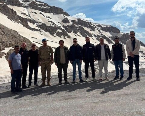 Van-Bahçesaray Yolu Uzun Süre Sonra Ulaşıma Açıldı